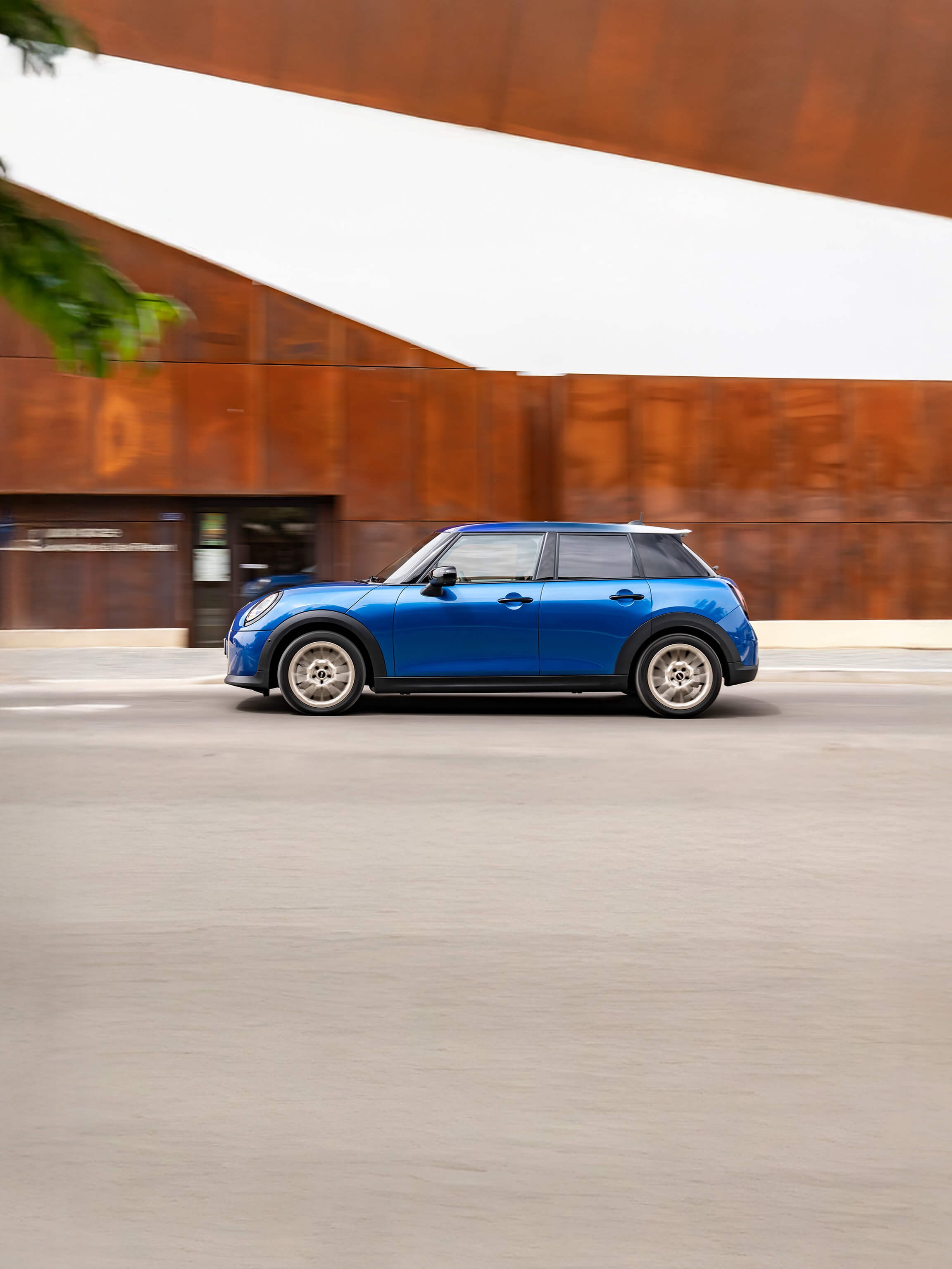 THE NEW MINI COOPER 5-DOOR.